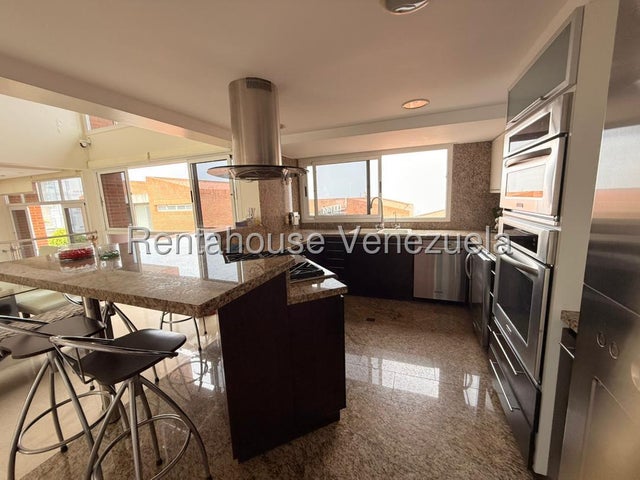 VENTA EL HATILLO  #27-425 Un hogar donde cada espacio invita a disfrutar la vida en familia. Este impecable Town House en la Urbanización Loma Linda, El Hatillo, está listo para recibir a una familia que valore la tranquilidad, la seguridad y el privilegio de vivir rodeada de naturaleza, sin renunciar al confort. Con tres niveles perfectamente distribuidos, esta propiedad ofrece amplios espacios para que cada miembro