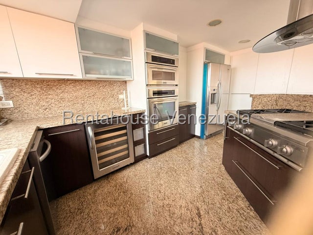 VENTA EL HATILLO  #27-425 Un hogar donde cada espacio invita a disfrutar la vida en familia. Este impecable Town House en la Urbanización Loma Linda, El Hatillo, está listo para recibir a una familia que valore la tranquilidad, la seguridad y el privilegio de vivir rodeada de naturaleza, sin renunciar al confort. Con tres niveles perfectamente distribuidos, esta propiedad ofrece amplios espacios para que cada miembro