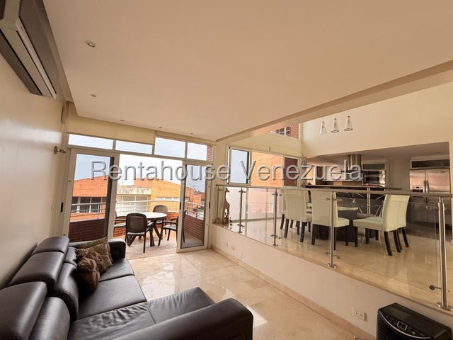 VENTA EL HATILLO  #27-425 Un hogar donde cada espacio invita a disfrutar la vida en familia. Este impecable Town House en la Urbanización Loma Linda, El Hatillo, está listo para recibir a una familia que valore la tranquilidad, la seguridad y el privilegio de vivir rodeada de naturaleza, sin renunciar al confort. Con tres niveles perfectamente distribuidos, esta propiedad ofrece amplios espacios para que cada miembro