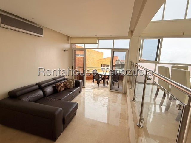 VENTA EL HATILLO  #27-425 Un hogar donde cada espacio invita a disfrutar la vida en familia. Este impecable Town House en la Urbanización Loma Linda, El Hatillo, está listo para recibir a una familia que valore la tranquilidad, la seguridad y el privilegio de vivir rodeada de naturaleza, sin renunciar al confort. Con tres niveles perfectamente distribuidos, esta propiedad ofrece amplios espacios para que cada miembro
