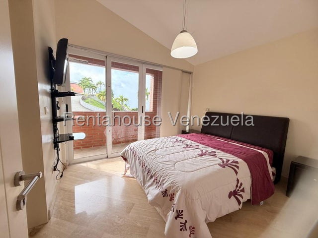 VENTA EL HATILLO  #27-425 Un hogar donde cada espacio invita a disfrutar la vida en familia. Este impecable Town House en la Urbanización Loma Linda, El Hatillo, está listo para recibir a una familia que valore la tranquilidad, la seguridad y el privilegio de vivir rodeada de naturaleza, sin renunciar al confort. Con tres niveles perfectamente distribuidos, esta propiedad ofrece amplios espacios para que cada miembro