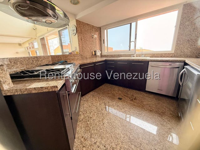 VENTA EL HATILLO  #27-425 Un hogar donde cada espacio invita a disfrutar la vida en familia. Este impecable Town House en la Urbanización Loma Linda, El Hatillo, está listo para recibir a una familia que valore la tranquilidad, la seguridad y el privilegio de vivir rodeada de naturaleza, sin renunciar al confort. Con tres niveles perfectamente distribuidos, esta propiedad ofrece amplios espacios para que cada miembro
