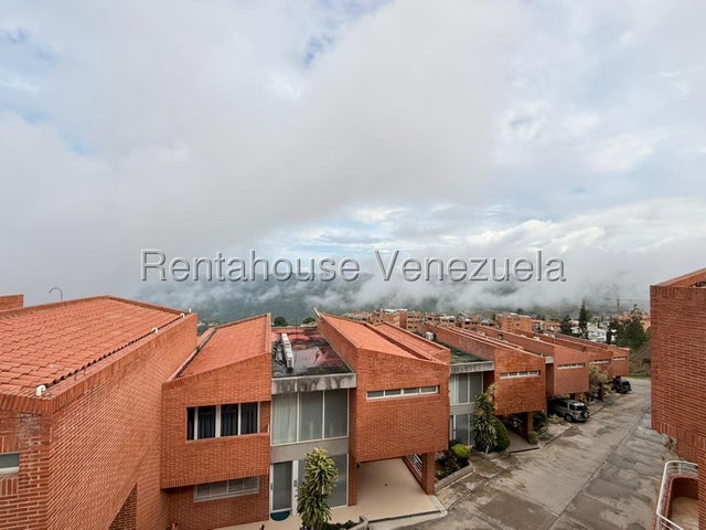 VENTA EL HATILLO  #27-425 Un hogar donde cada espacio invita a disfrutar la vida en familia. Este impecable Town House en la Urbanización Loma Linda, El Hatillo, está listo para recibir a una familia que valore la tranquilidad, la seguridad y el privilegio de vivir rodeada de naturaleza, sin renunciar al confort. Con tres niveles perfectamente distribuidos, esta propiedad ofrece amplios espacios para que cada miembro