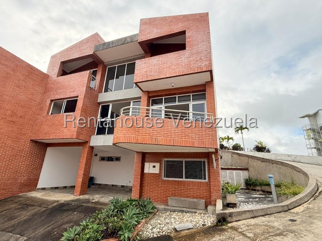VENTA EL HATILLO  #27-425 Un hogar donde cada espacio invita a disfrutar la vida en familia. Este impecable Town House en la Urbanización Loma Linda, El Hatillo, está listo para recibir a una familia que valore la tranquilidad, la seguridad y el privilegio de vivir rodeada de naturaleza, sin renunciar al confort. Con tres niveles perfectamente distribuidos, esta propiedad ofrece amplios espacios para que cada miembro
