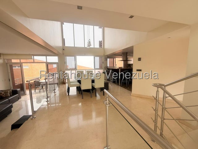 VENTA EL HATILLO  #27-425 Un hogar donde cada espacio invita a disfrutar la vida en familia. Este impecable Town House en la Urbanización Loma Linda, El Hatillo, está listo para recibir a una familia que valore la tranquilidad, la seguridad y el privilegio de vivir rodeada de naturaleza, sin renunciar al confort. Con tres niveles perfectamente distribuidos, esta propiedad ofrece amplios espacios para que cada miembro