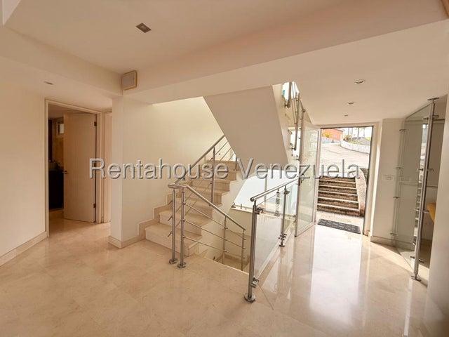 VENTA EL HATILLO  #27-425 Un hogar donde cada espacio invita a disfrutar la vida en familia. Este impecable Town House en la Urbanización Loma Linda, El Hatillo, está listo para recibir a una familia que valore la tranquilidad, la seguridad y el privilegio de vivir rodeada de naturaleza, sin renunciar al confort. Con tres niveles perfectamente distribuidos, esta propiedad ofrece amplios espacios para que cada miembro