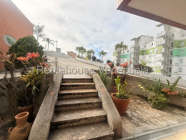 VENTA EL HATILLO  #27-425 Un hogar donde cada espacio invita a disfrutar la vida en familia. Este impecable Town House en la Urbanización Loma Linda, El Hatillo, está listo para recibir a una familia que valore la tranquilidad, la seguridad y el privilegio de vivir rodeada de naturaleza, sin renunciar al confort. Con tres niveles perfectamente distribuidos, esta propiedad ofrece amplios espacios para que cada miembro