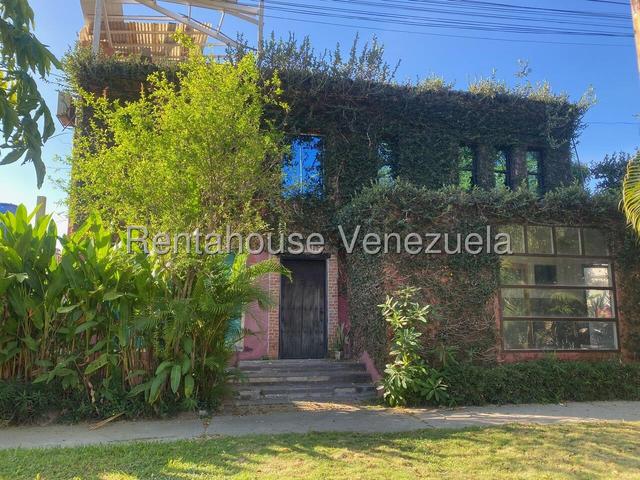 En venta terreno con Bienechuria de cnstruccion Townhouse 238m2, 6H-4B-2PE muy cerca Av Don Julio Centeno Urb Monteserino - San Diego