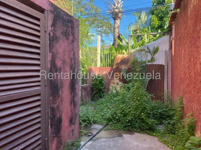 En venta terreno con Bienechuria de cnstruccion Townhouse 238m2, 6H-4B-2PE muy cerca Av Don Julio Centeno Urb Monteserino - San Diego