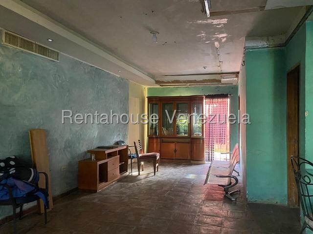 En venta terreno con Bienechuria de cnstruccion Townhouse 238m2, 6H-4B-2PE muy cerca Av Don Julio Centeno Urb Monteserino - San Diego