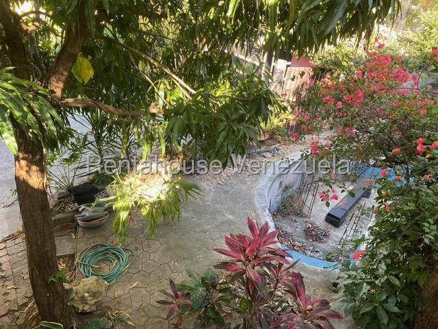 En venta terreno con Bienechuria de cnstruccion Townhouse 238m2, 6H-4B-2PE muy cerca Av Don Julio Centeno Urb Monteserino - San Diego