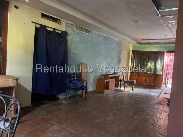 En venta terreno con Bienechuria de cnstruccion Townhouse 238m2, 6H-4B-2PE muy cerca Av Don Julio Centeno Urb Monteserino - San Diego