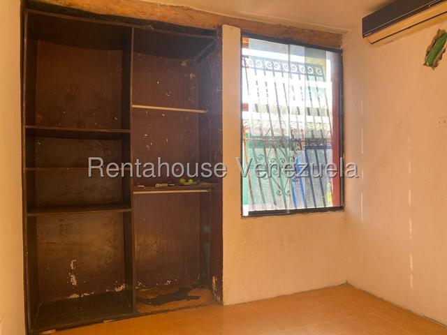 En venta terreno con Bienechuria de cnstruccion Townhouse 238m2, 6H-4B-2PE muy cerca Av Don Julio Centeno Urb Monteserino - San Diego