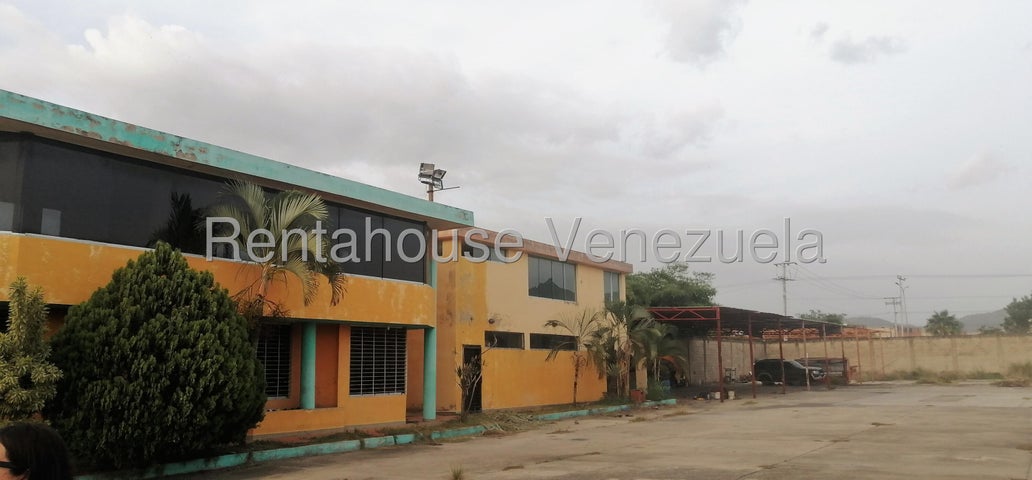 En Alquiler Gran Terreno Comercial ideal para el sector de Transporte, posee 4,058 m² con oficinas, facil acceso a Variante Bárbula San Diego 