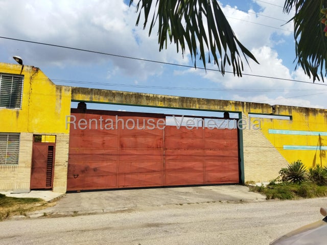 En Alquiler Gran Terreno Comercial ideal para el sector de Transporte, posee 4,058 m² con oficinas, facil acceso a Variante Bárbula San Diego 