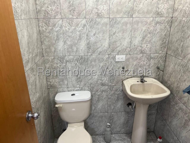 En Alquiler Gran Terreno Comercial ideal para el sector de Transporte, posee 4,058 m² con oficinas, facil acceso a Variante Bárbula San Diego 