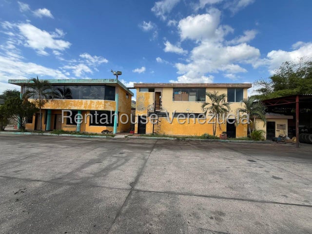 En Alquiler Gran Terreno Comercial ideal para el sector de Transporte, posee 4,058 m² con oficinas, facil acceso a Variante Bárbula San Diego 