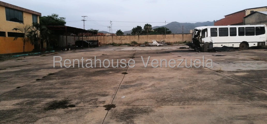En Alquiler Gran Terreno Comercial ideal para el sector de Transporte, posee 4,058 m² con oficinas, facil acceso a Variante Bárbula San Diego 