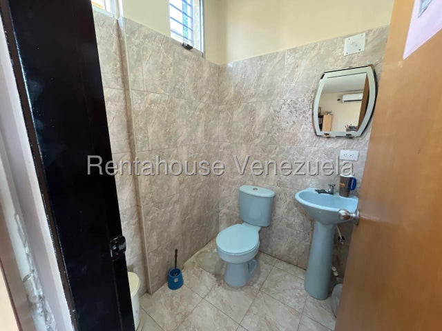 En Alquiler Gran Terreno Comercial ideal para el sector de Transporte, posee 4,058 m² con oficinas, facil acceso a Variante Bárbula San Diego 