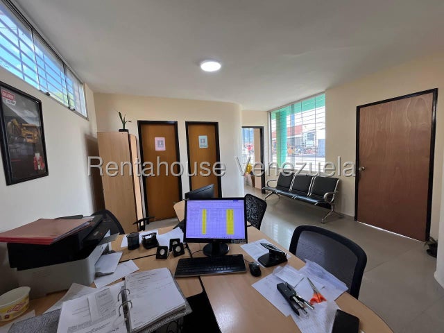 En Alquiler Gran Terreno Comercial ideal para el sector de Transporte, posee 4,058 m² con oficinas, facil acceso a Variante Bárbula San Diego 