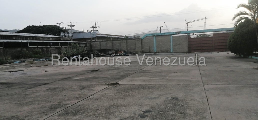En Alquiler Gran Terreno Comercial ideal para el sector de Transporte, posee 4,058 m² con oficinas, facil acceso a Variante Bárbula San Diego 