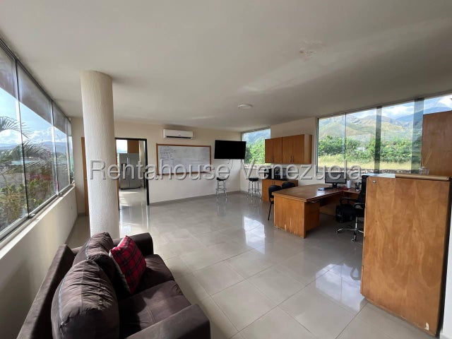En Alquiler Gran Terreno Comercial ideal para el sector de Transporte, posee 4,058 m² con oficinas, facil acceso a Variante Bárbula San Diego 