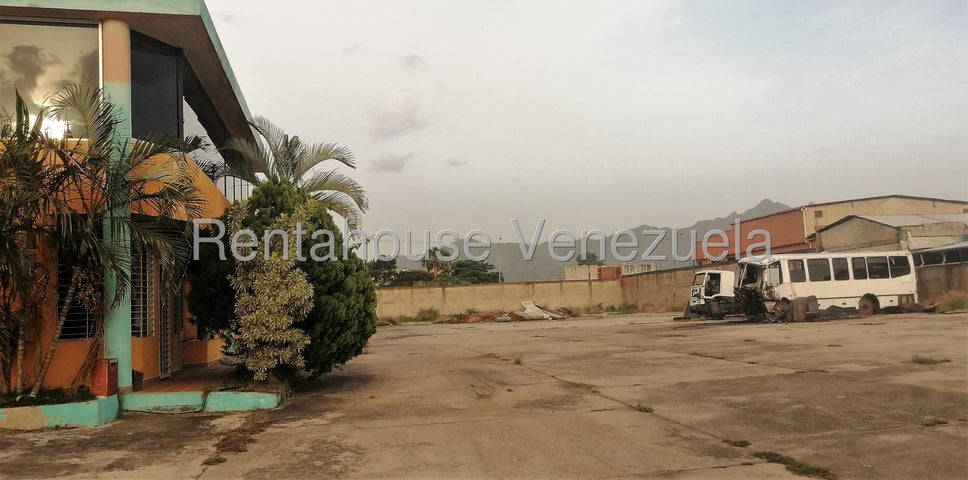 En Alquiler Gran Terreno Comercial ideal para el sector de Transporte, posee 4,058 m² con oficinas, facil acceso a Variante Bárbula San Diego 