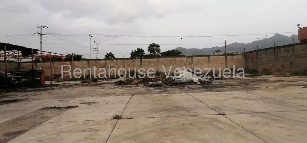 En Alquiler Gran Terreno Comercial ideal para el sector de Transporte, posee 4,058 m² con oficinas, facil acceso a Variante Bárbula San Diego 
