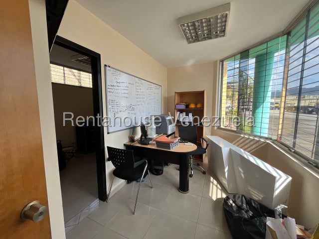 En Alquiler Gran Terreno Comercial ideal para el sector de Transporte, posee 4,058 m² con oficinas, facil acceso a Variante Bárbula San Diego 
