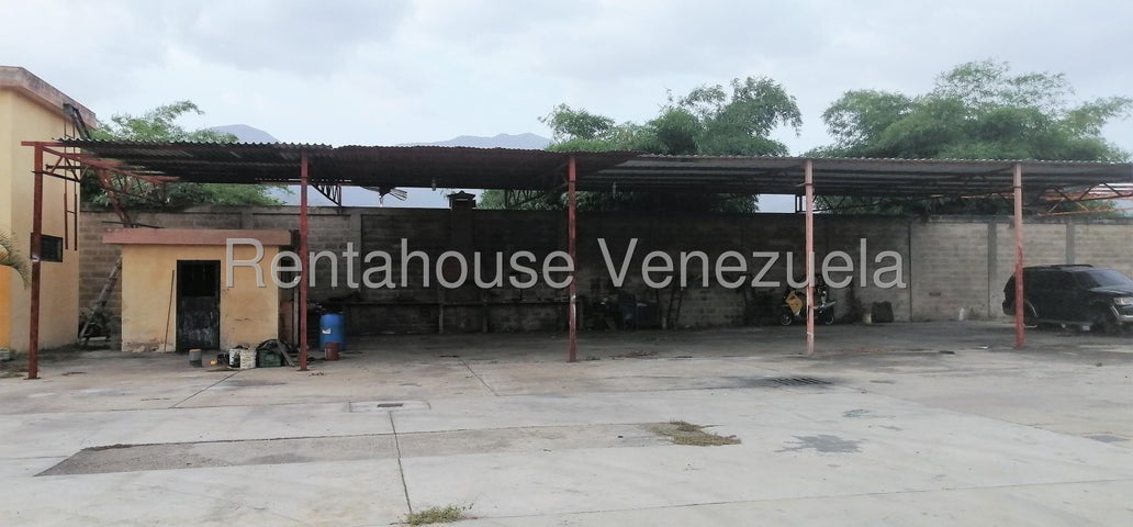 En Alquiler Gran Terreno Comercial ideal para el sector de Transporte, posee 4,058 m² con oficinas, facil acceso a Variante Bárbula San Diego 