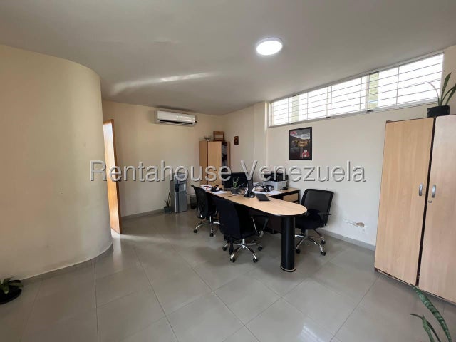 En Alquiler Gran Terreno Comercial ideal para el sector de Transporte, posee 4,058 m² con oficinas, facil acceso a Variante Bárbula San Diego 