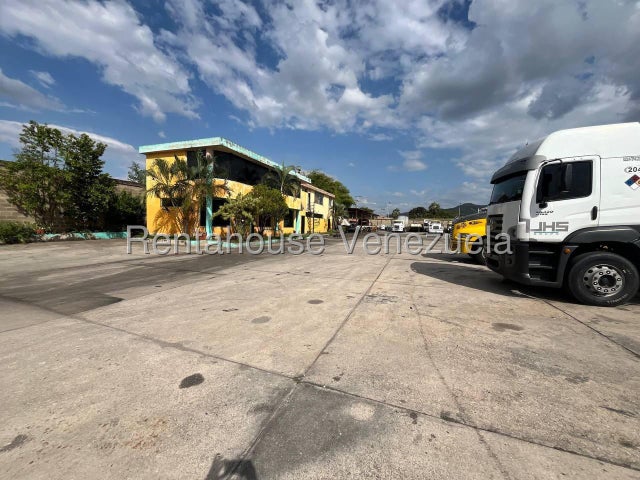 En Alquiler Gran Terreno Comercial ideal para el sector de Transporte, posee 4,058 m² con oficinas, facil acceso a Variante Bárbula San Diego 