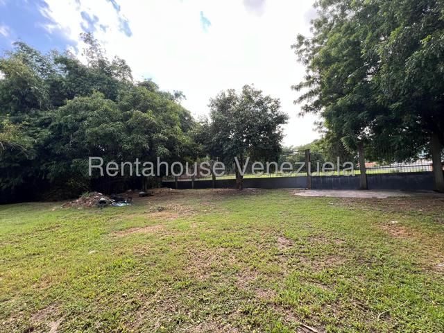 Terreno en venta posee 3710m2, Zona Residencial y comercial, ubicado en Av Princial Urb El Remanso - San Diego