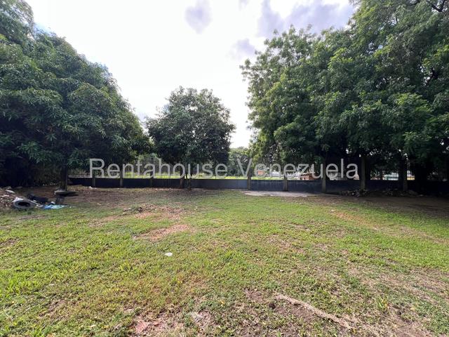Terreno en venta posee 3710m2, Zona Residencial y comercial, ubicado en Av Princial Urb El Remanso - San Diego