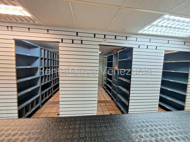 Galpon Industrial en venta , posee 3010m2 de terreno y 2829m2 de Construccion, posee oficinas , depositos, facil acceso a la autopista, Parque Industrial Castillito - San Diego