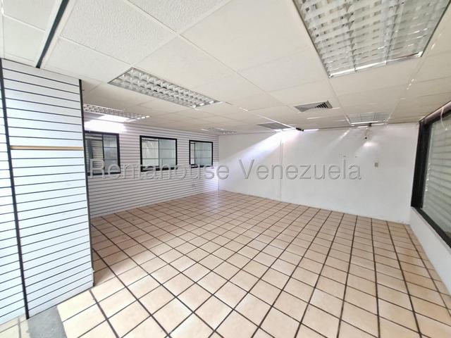 Galpon Industrial en alquiler, posee 3010m2, oficinas, almacen, area de recepcion y otros, facil acceso a la autopista Parque Ind Castillito  - San Diego