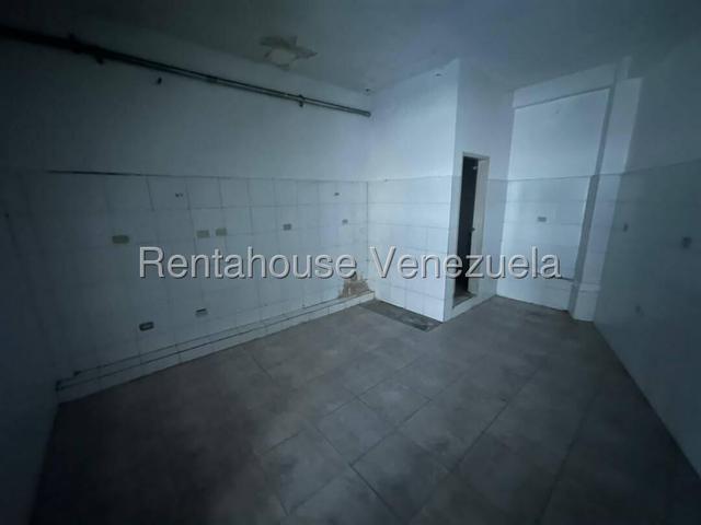 Local en venta posee 84m2, amplio salon, excelente ubicacion CC Porta Portese en San Diego 