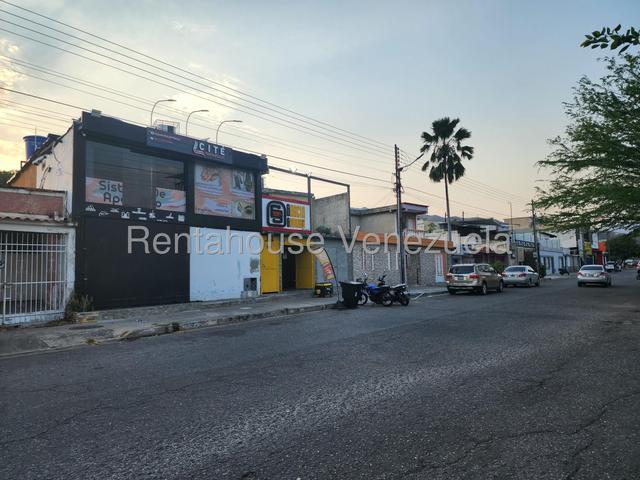 Local Comercial en alquiler a pie de calle  81,51 m2, 2 niveles. gran acceso peatonal y vehicular Urb La Esmeralda - San Diego