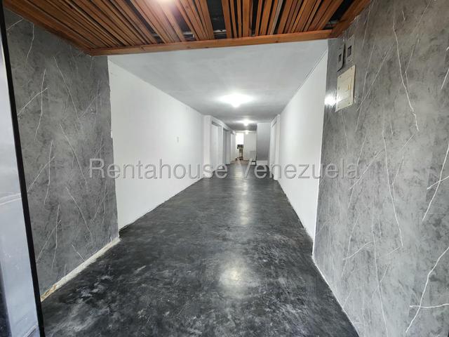 Local Comercial en alquiler a pie de calle  81,51 m2, 2 niveles. gran acceso peatonal y vehicular Urb La Esmeralda - San Diego