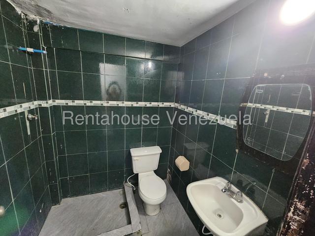 Local Comercial en alquiler a pie de calle  81,51 m2, 2 niveles. gran acceso peatonal y vehicular Urb La Esmeralda - San Diego