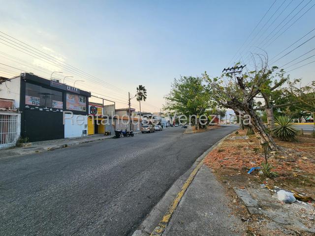 Local Comercial en alquiler a pie de calle  81,51 m2, 2 niveles. gran acceso peatonal y vehicular Urb La Esmeralda - San Diego