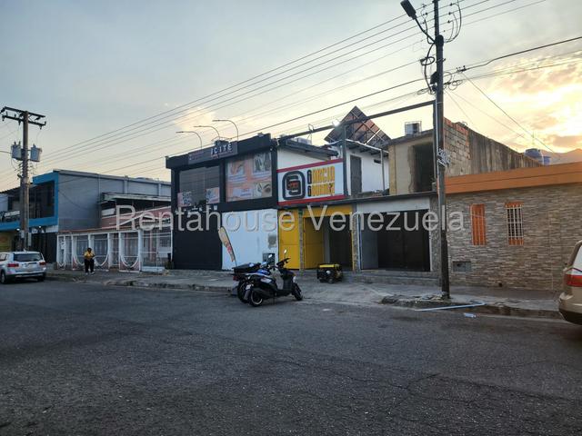 Local Comercial en alquiler a pie de calle  81,51 m2, 2 niveles. gran acceso peatonal y vehicular Urb La Esmeralda - San Diego