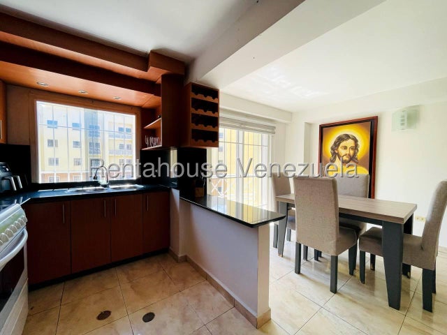 Apartamento en Alquiler en Intercomunal de Turmero Res. Los Roques 27-3745