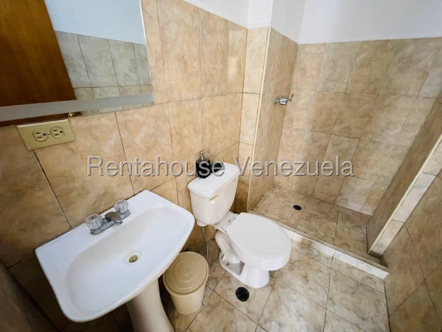 Apartamento en Alquiler en Intercomunal de Turmero Res. Los Roques 27-3745