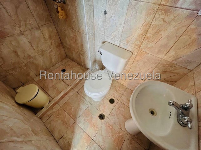 Apartamento en Alquiler en Intercomunal de Turmero Res. Los Roques 27-3745