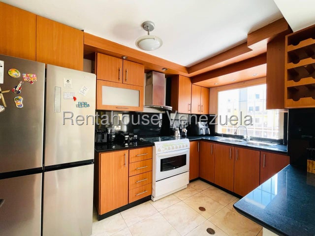 Apartamento en Alquiler en Intercomunal de Turmero Res. Los Roques 27-3745
