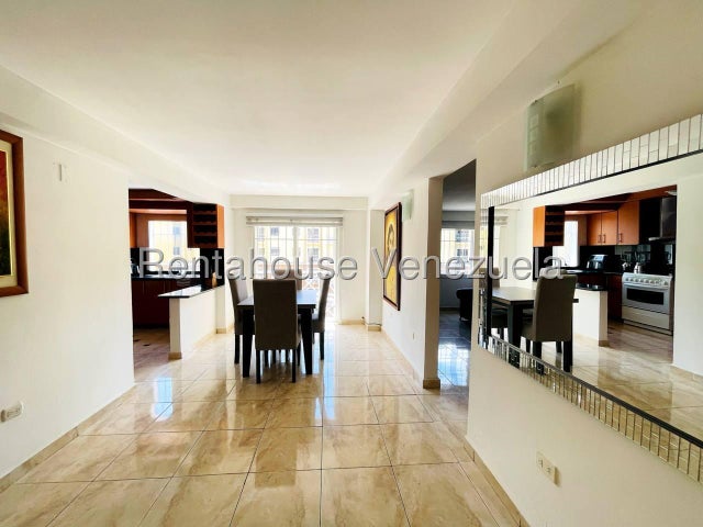 Apartamento en Alquiler en Intercomunal de Turmero Res. Los Roques 27-3745