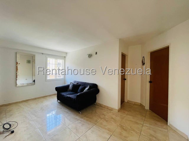 Apartamento en Alquiler en Intercomunal de Turmero Res. Los Roques 27-3745
