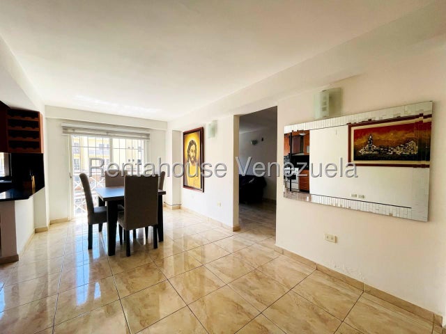 Apartamento en Alquiler en Intercomunal de Turmero Res. Los Roques 27-3745