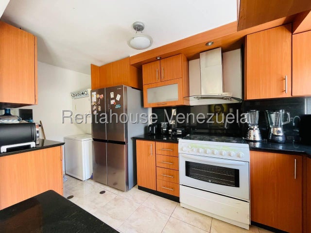 Apartamento en Alquiler en Intercomunal de Turmero Res. Los Roques 27-3745